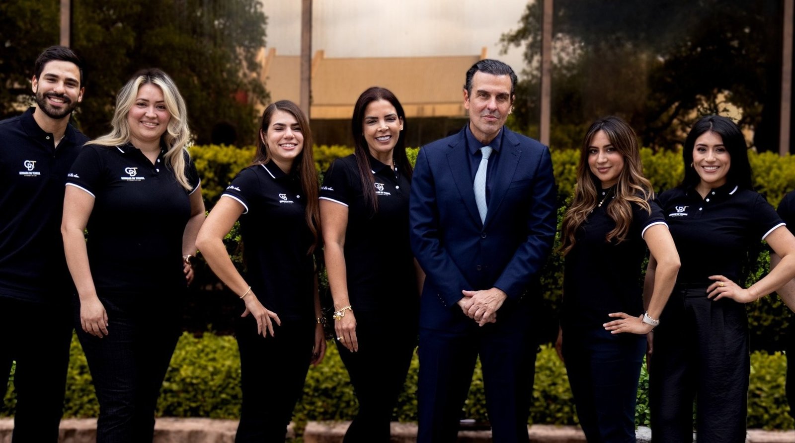 El equipo completo de Gennaro Du Terroil: siete integrantes frente a la oficina